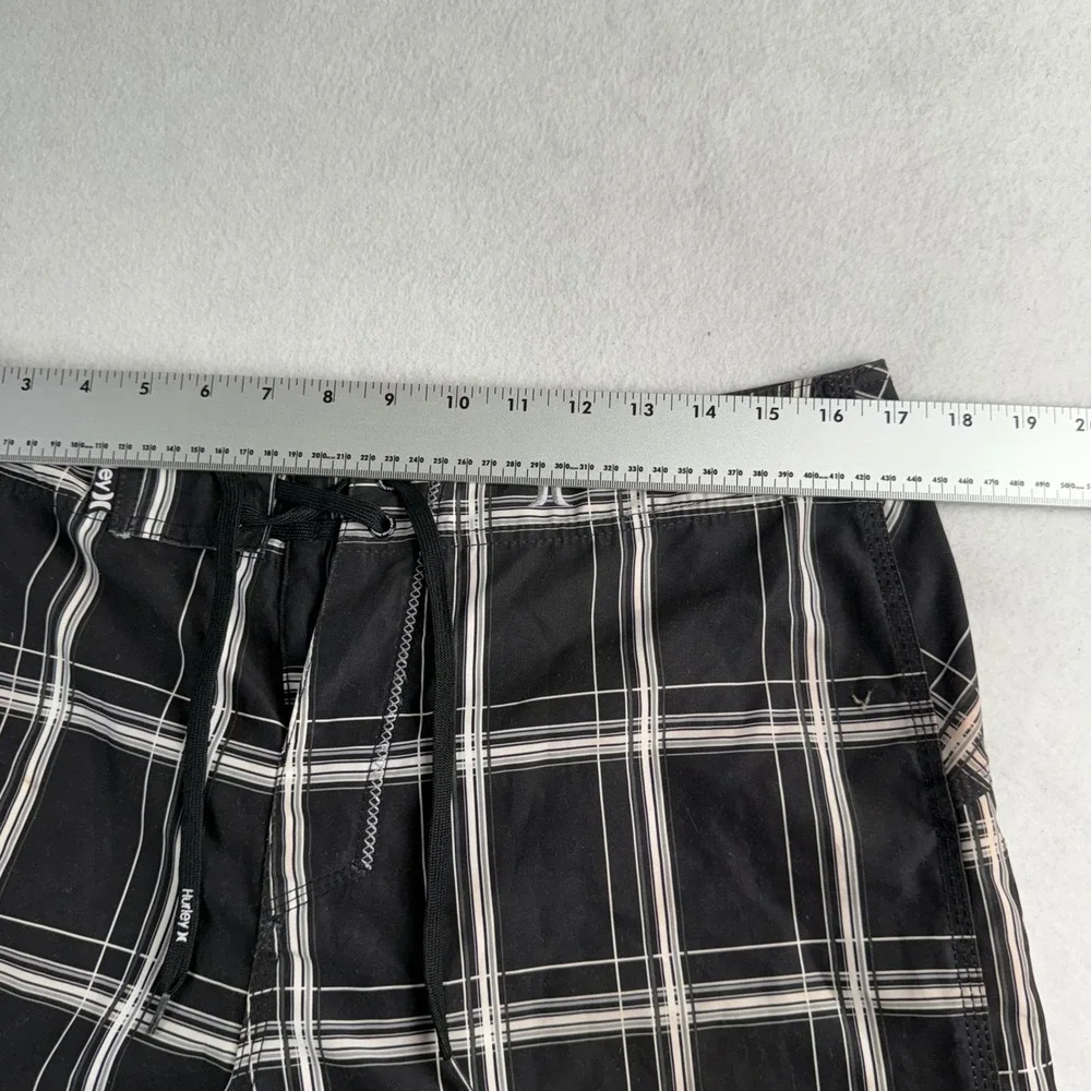 Hurley Men's Black White Plaid Board Shorts Size 32 Cargo Pocket Swim Trunks